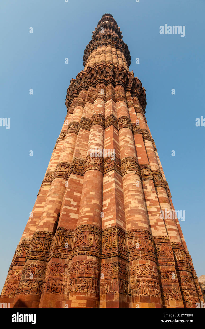 Neu-Delhi, Indien. Qutb Minar Sieg Turm und ein Minarett, 13.. Jahrhundert. 72 Meter hoch. Stockfoto