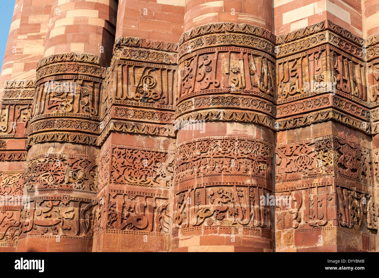 Neu-Delhi, Indien. Arabische Kalligraphie in Stein nahe der Unterseite des Qutb Minar Sieg Turm und ein Minarett, 13.. Jahrhundert. Stockfoto