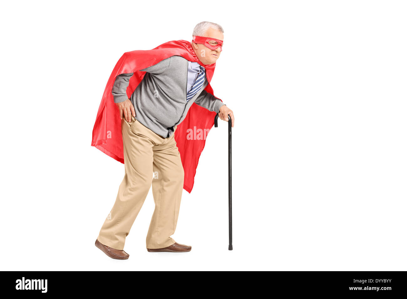 Senior mit roten Umhang und Maske zu Fuß mit Rohrstock Stockfoto