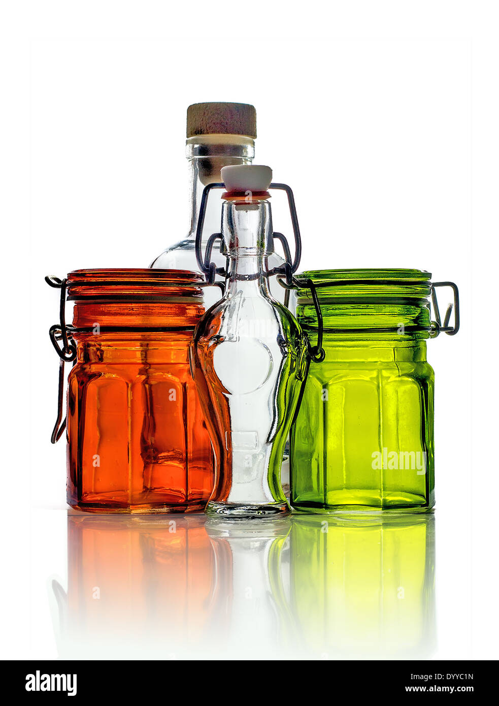 Leere Gläser und leeren kleinen Glasflaschen isoliert auf weißem Hintergrund Stockfoto