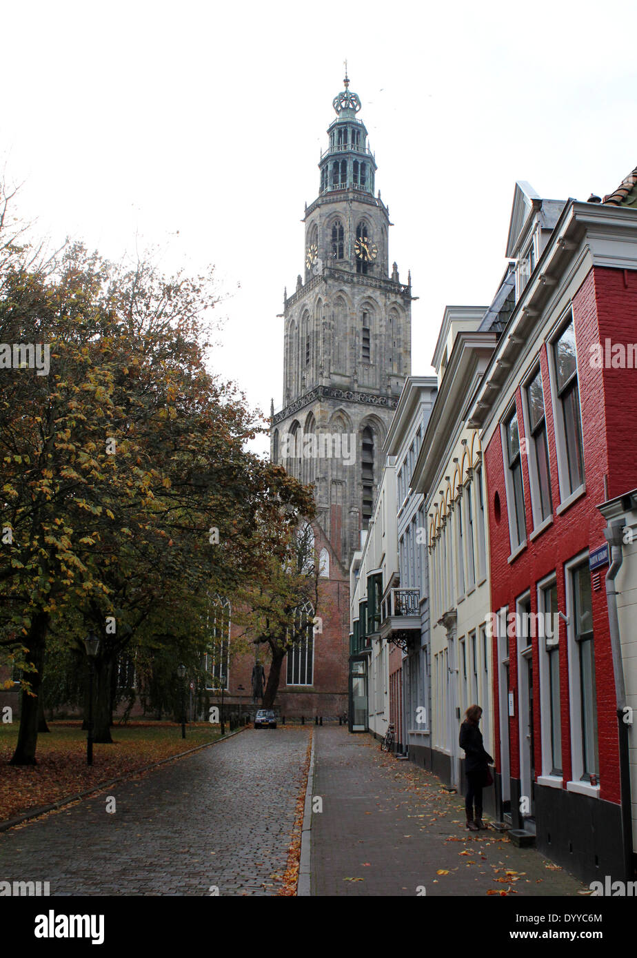 Martinikerhof in der alten mittelalterlichen Zentrum Groningen, Niederlande, mit Martinikirche und Martinitoren Turm Stockfoto
