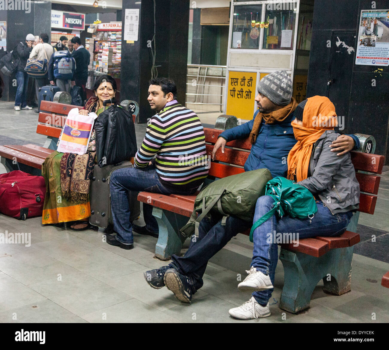 Neu-Delhi, Indien. Passagiere warten auf einen Zug am frühen Morgen, Delhi Railway Station. Stockfoto