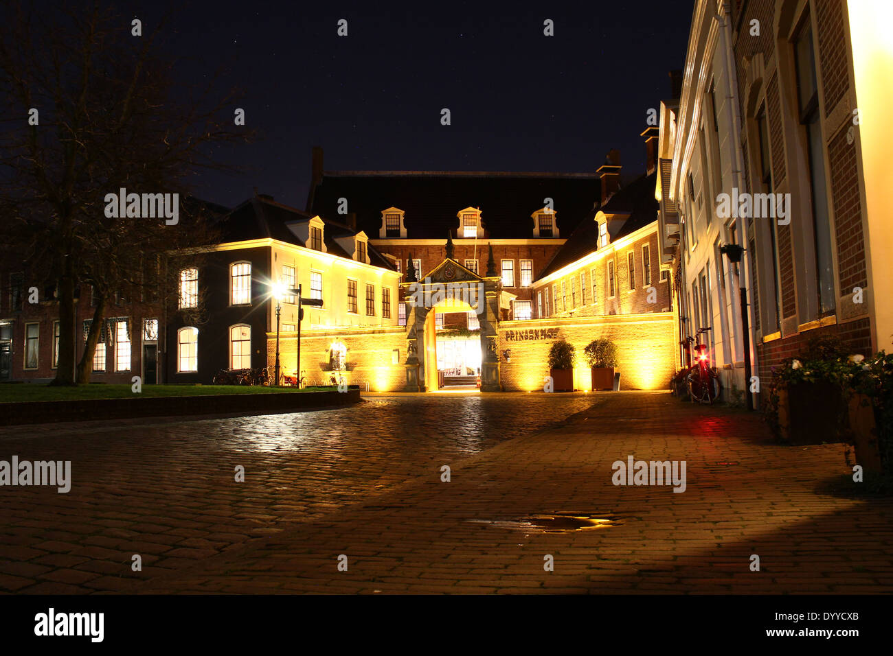 Martinikerhof in der alten mittelalterlichen Zentrum Groningen, Niederlande, mit Prinsenhof Hotel bei Nacht Stockfoto