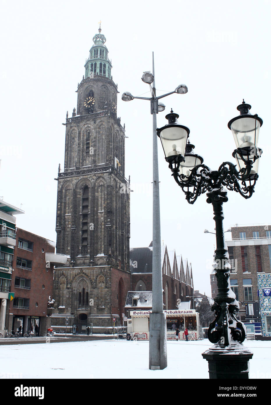 Martinikirche und Martinitoren Turm auf dem zentralen Platz (Grote Markt) im winterlichen Groningen, The Netherlands Stockfoto