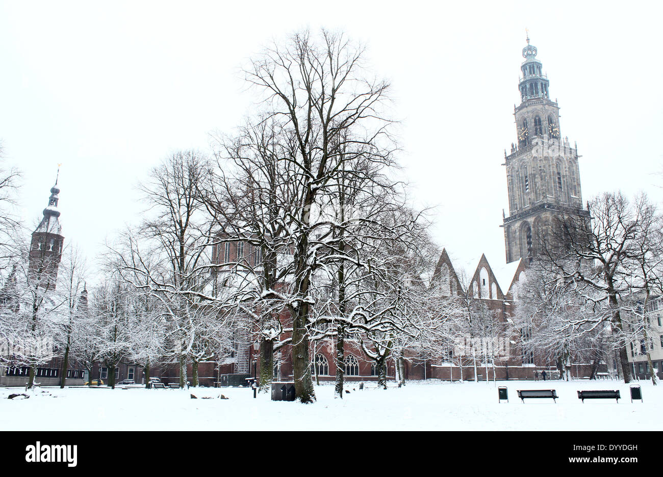 Winterliche Martinikerhof mit Martinitoren Turm, einer der ältesten Plätze in der mittelalterlichen Stadt von Groningen, Niederlande. Stockfoto