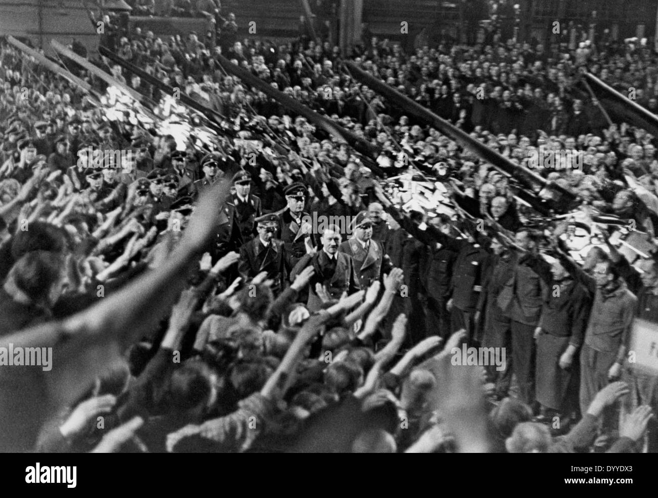 Adolf Hitler spricht in einer Berliner Bewaffnung Fabrik, 1942 Stockfoto