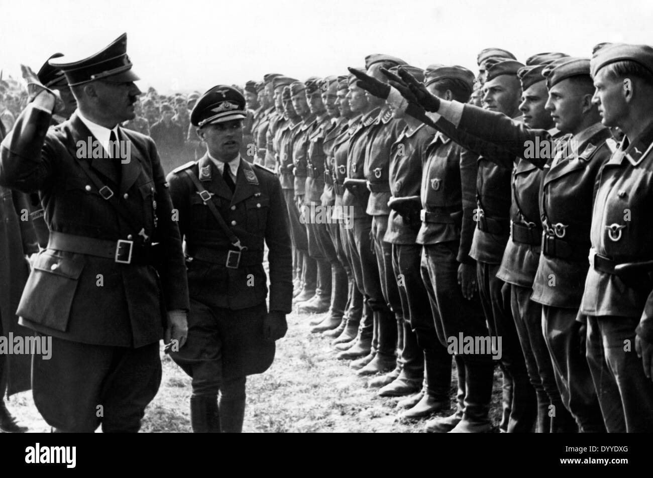 Adolf Hitler mit Soldaten der Luftwaffe, 1940 Stockfoto