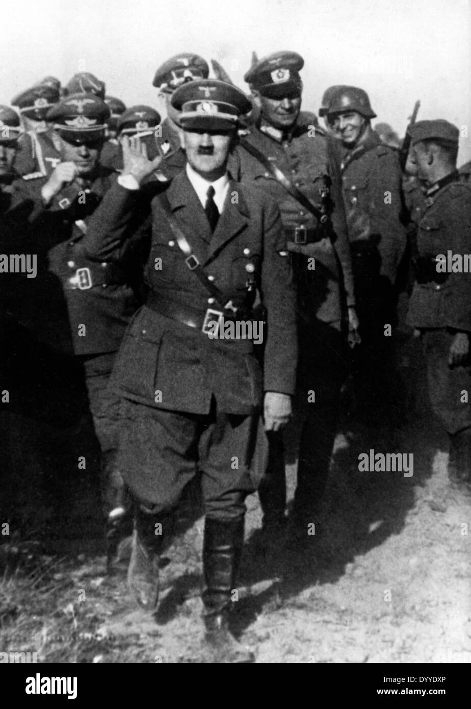 Adolf Hitler mit Soldaten der Wehrmacht, 1940 Stockfoto