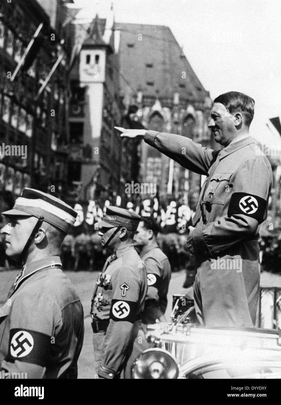 Adolf Hitler besucht eine Parade, 1935 Stockfoto