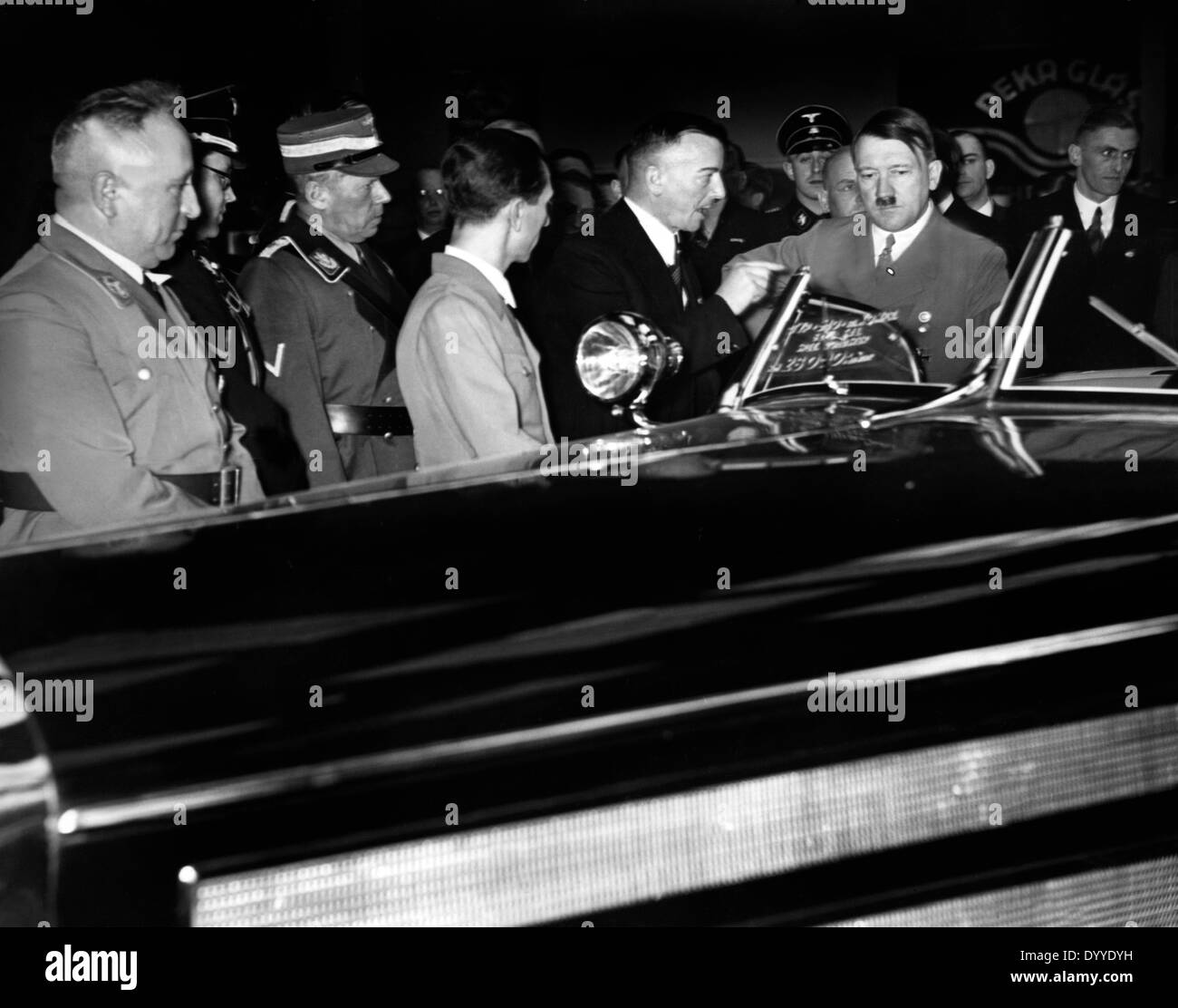 Adolf Hitler auf dem Mercedes-Stand von der Automobil-Ausstellung, 1937 Stockfoto