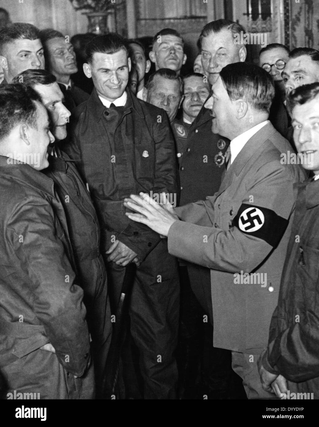 Adolf Hitler begrüßt Mechanik, 1936 Stockfoto