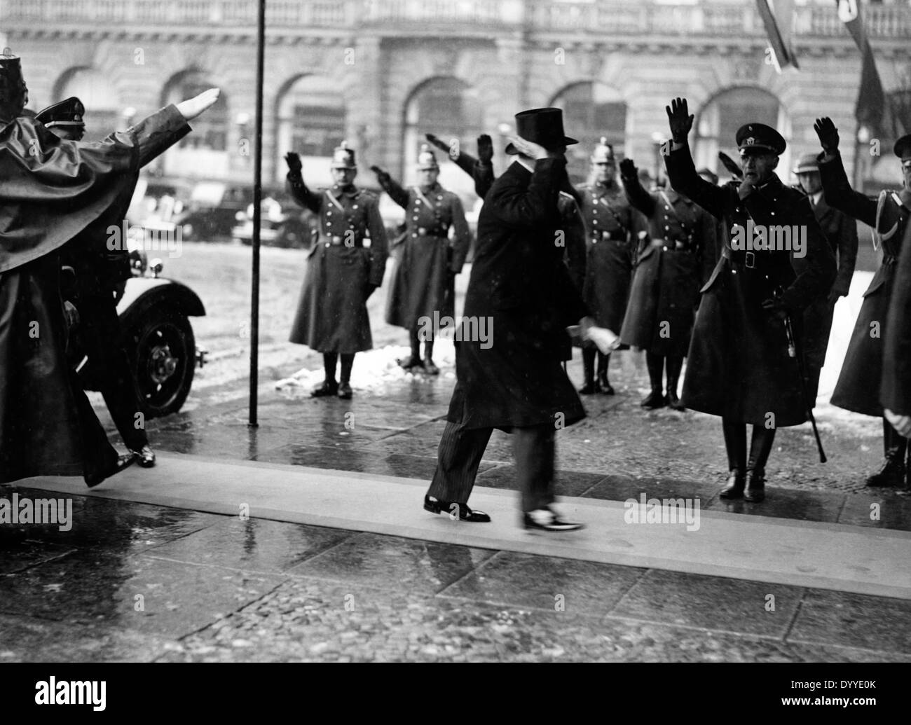 Adolf Hitler auf dem Weg zu einer Ausstellung, 1935 Stockfoto