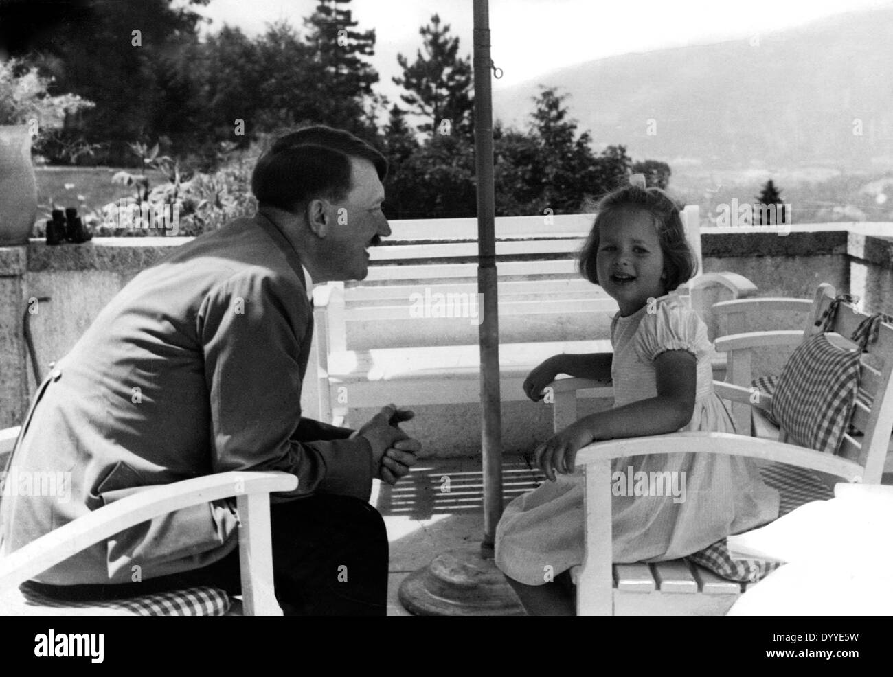 Adolf Hitler mit einem kleinen Mädchen auf dem Berghof, 1937 Stockfoto