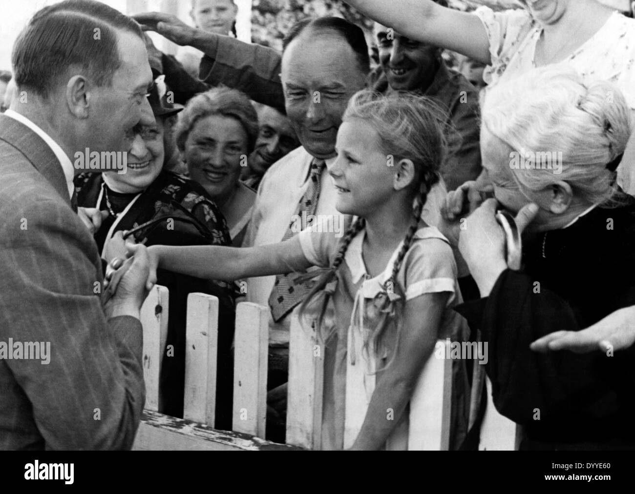 Adolf Hitler begrüßt ein junges Mädchen, 1935 Stockfoto