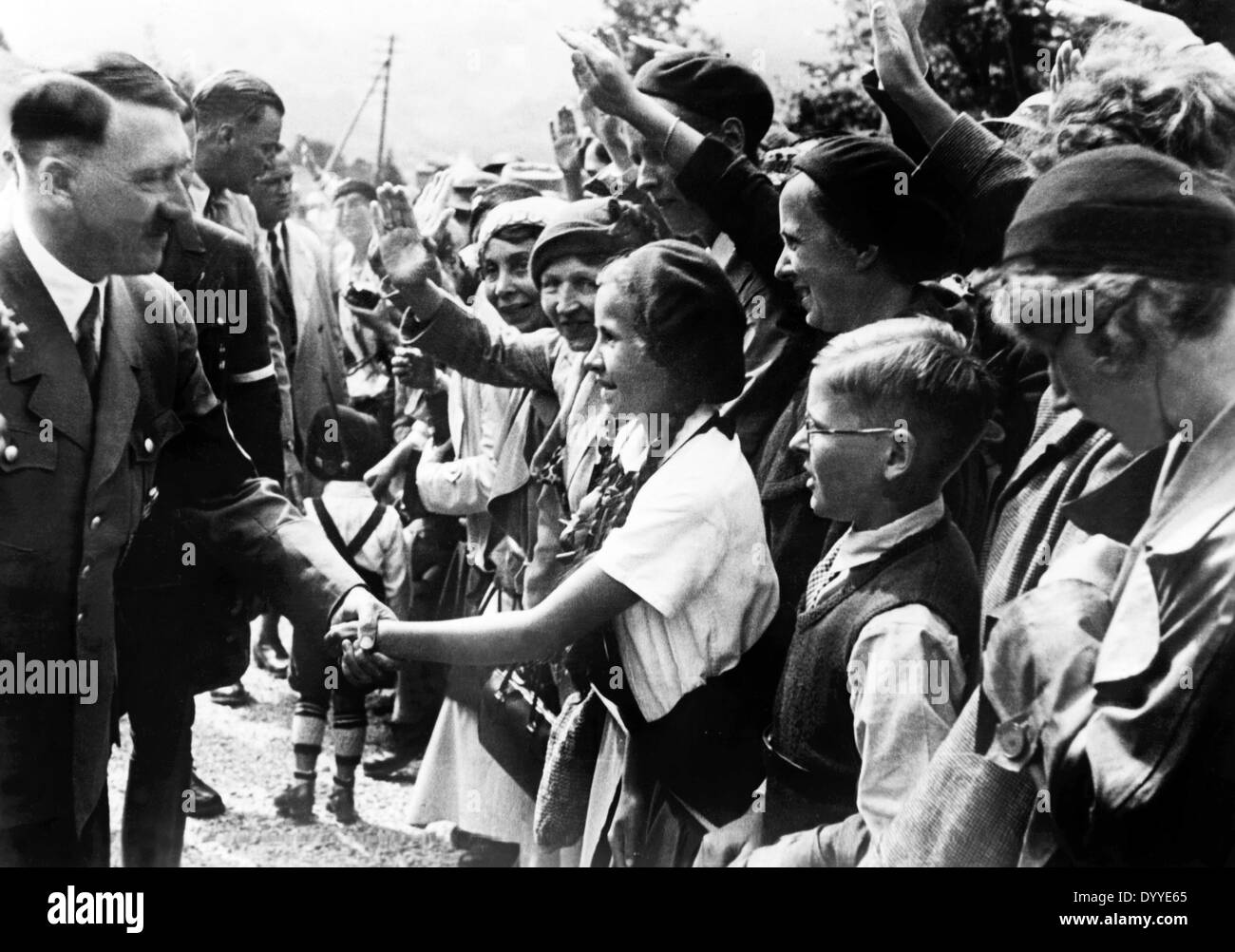 Adolf Hitler mit jubelnden Frauen und Kinder Stockfoto