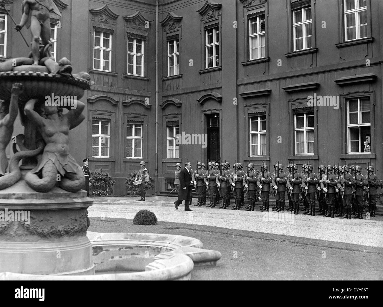 Adolf Hitler im Innenhof des Palais des Reichspräsidenten Stockfoto