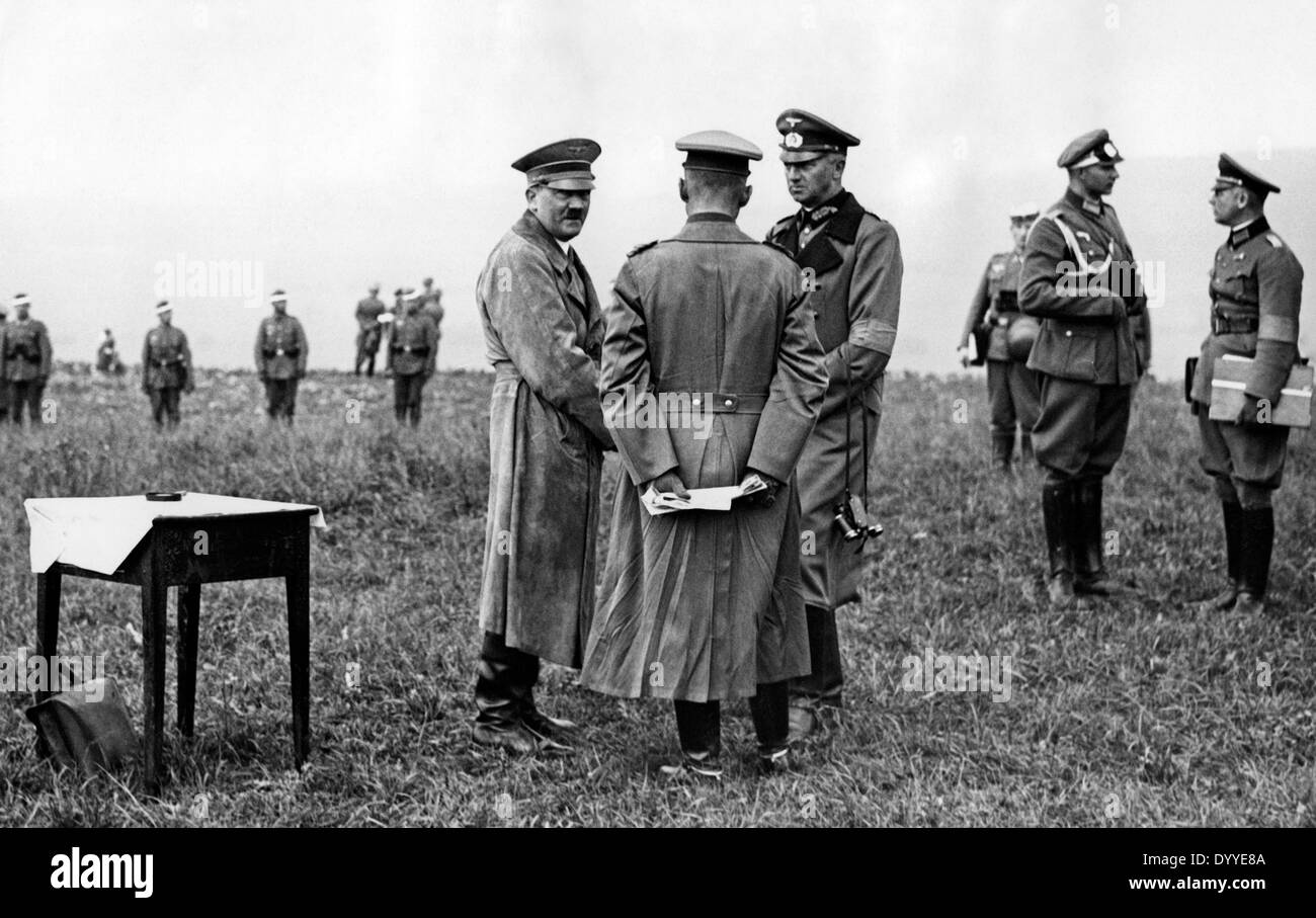 Adolf Hitler mit Gerd von Rundstedt bei einem Manöver, 1935 Stockfoto
