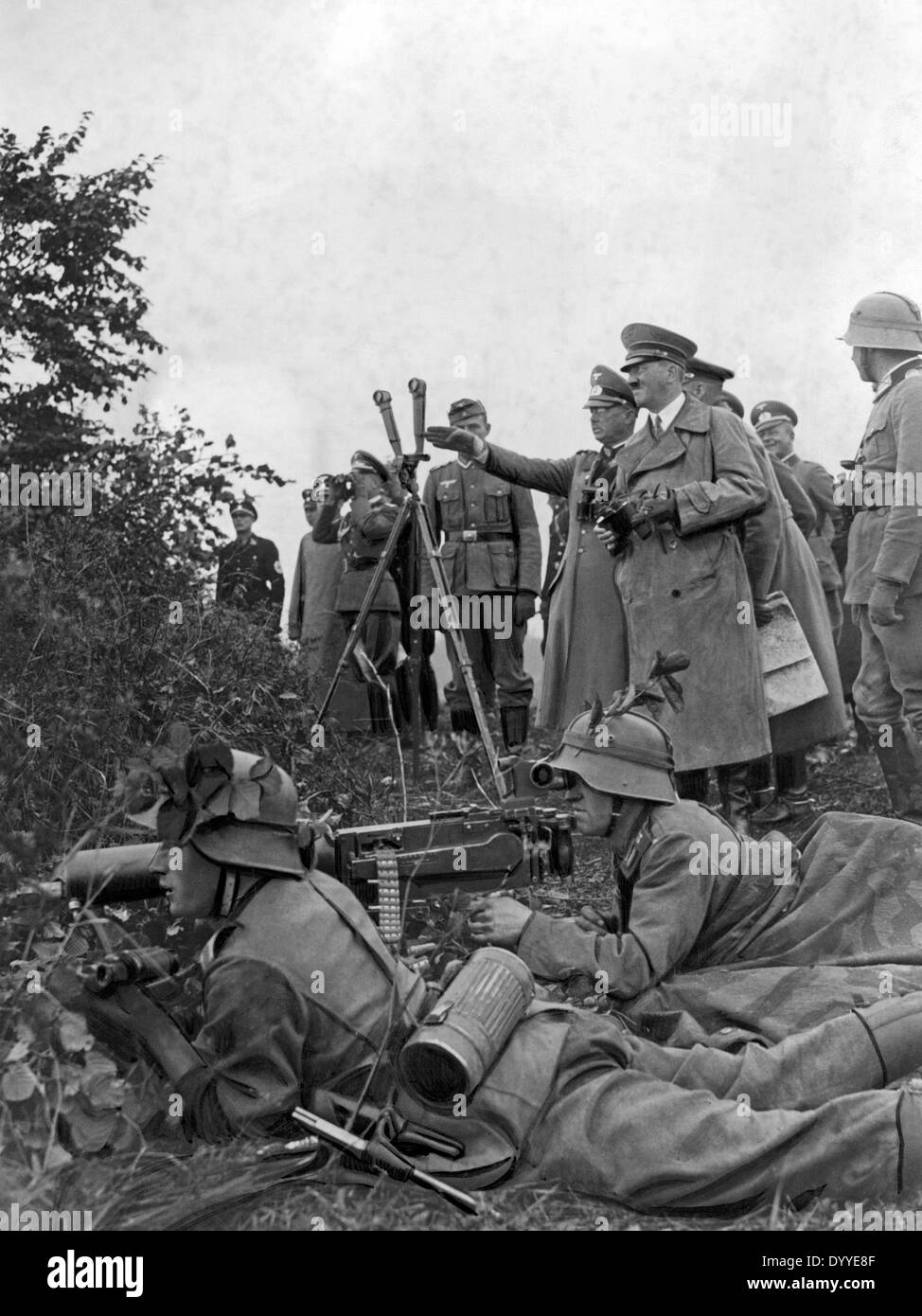 Adolf Hitler inspiziert eine Manöver, 1937 Stockfoto