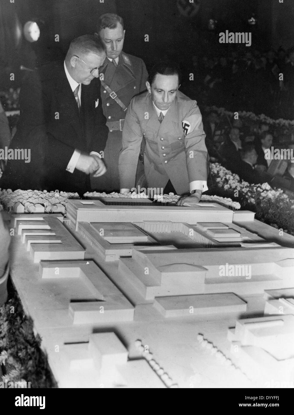 Joseph Goebbels zu einem Modell der Deutschen Filmakademie, 1938 Stockfoto