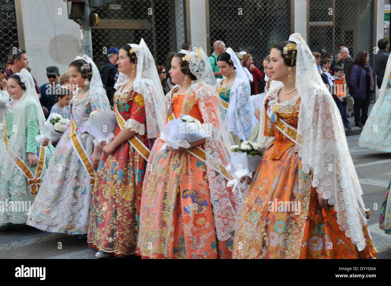 Valencia, Spanien, Fallas Parade mit Falleras Stockfoto