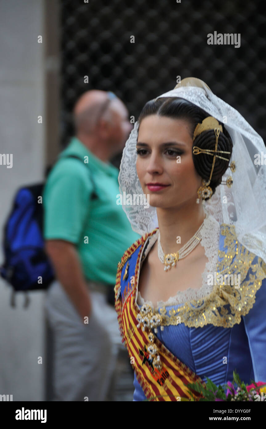 Valencia, Spanien, Fallas Parade mit Falleras Stockfoto