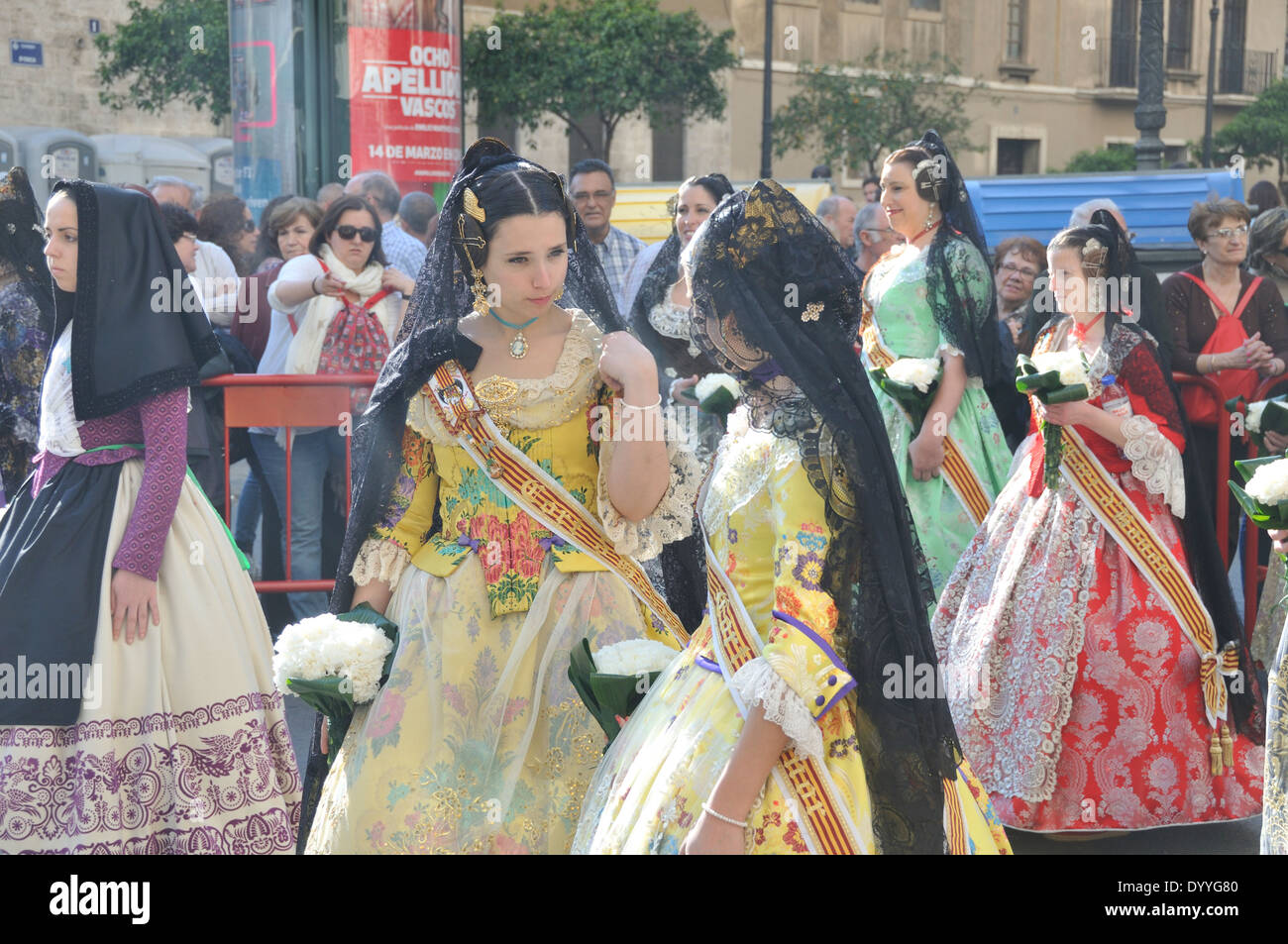 Valencia, Spanien, Fallas Parade mit Falleras Stockfoto