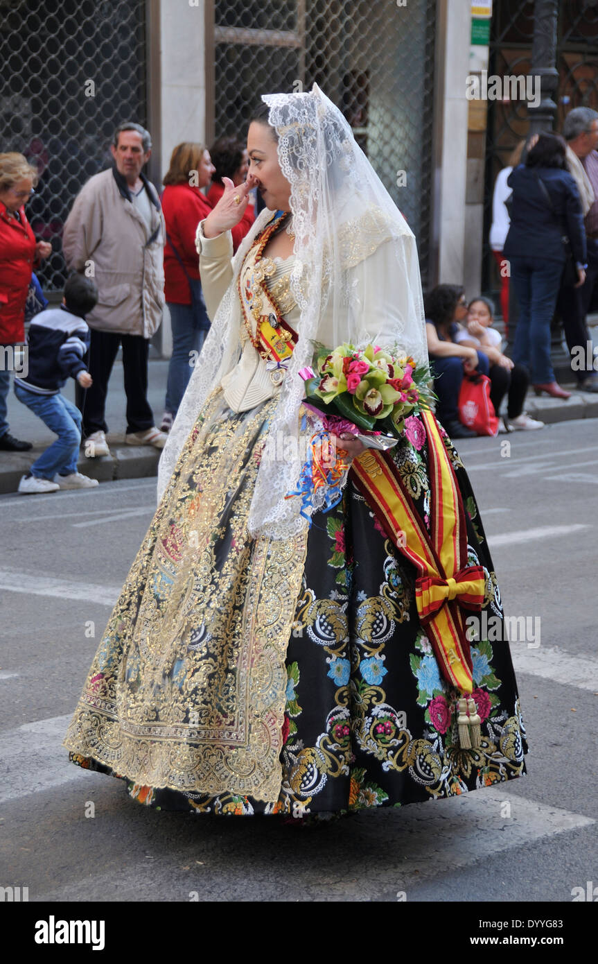 Valencia, Spanien, Fallas Parade mit Falleras Stockfoto