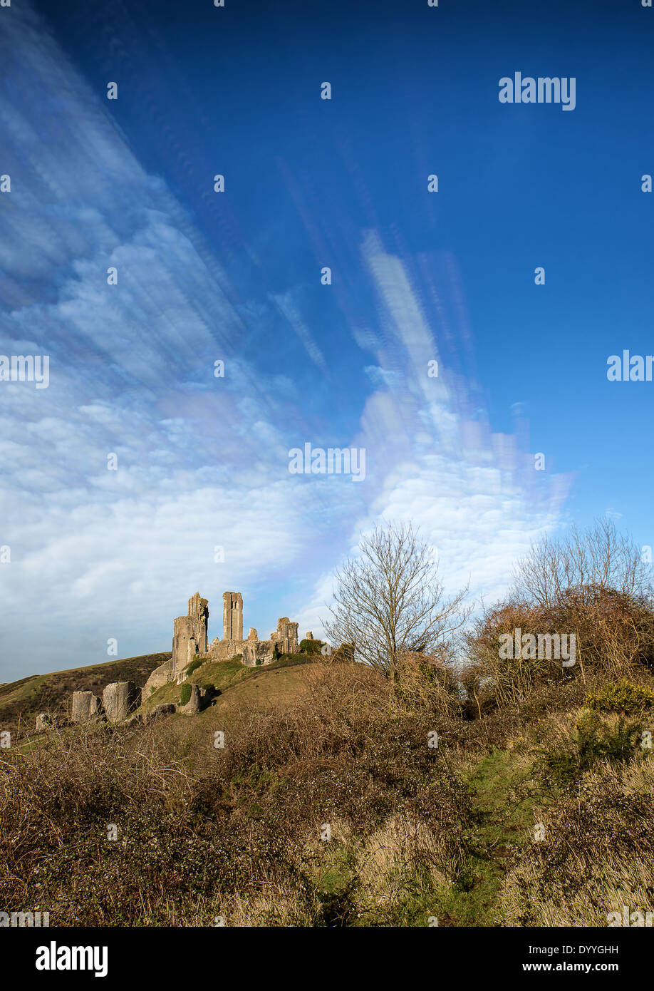 Einzigartige Zeit verfallen Stack Landschaft der mittelalterlichen Burg und Bahn verfolgt Stockfoto