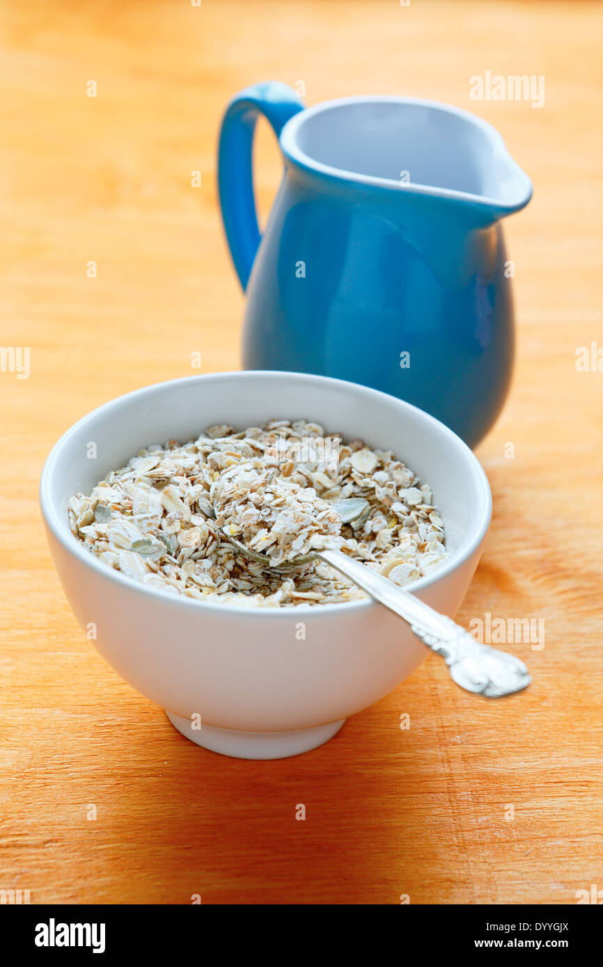 Getreide und Milch Krug, Essen Nahaufnahme Stockfoto
