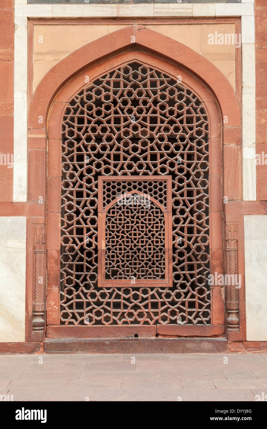 Neu-Delhi, Indien. Geometrische Fensterdesign, Humayun Mausoleum, Delhi ersten Mughal Mausoleum. Stockfoto