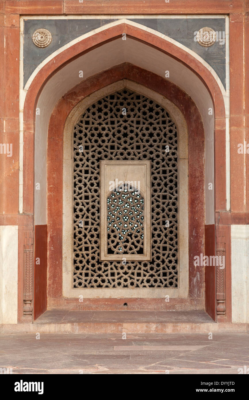 Neu-Delhi, Indien. Geometrische Fensterdesign, Humayun Mausoleum, Delhi ersten Mughal Mausoleum. Stockfoto