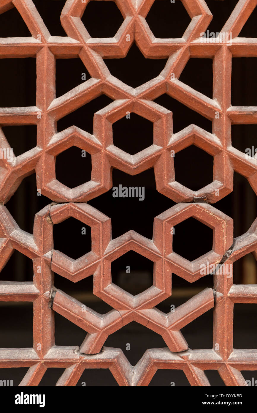 Neu-Delhi, Indien. Sechs ineinandergreifende Sechsecke, die Herstellung einer größeren Sechseck, geometrische Fensterdesign, Humayun Mausoleum. Stockfoto