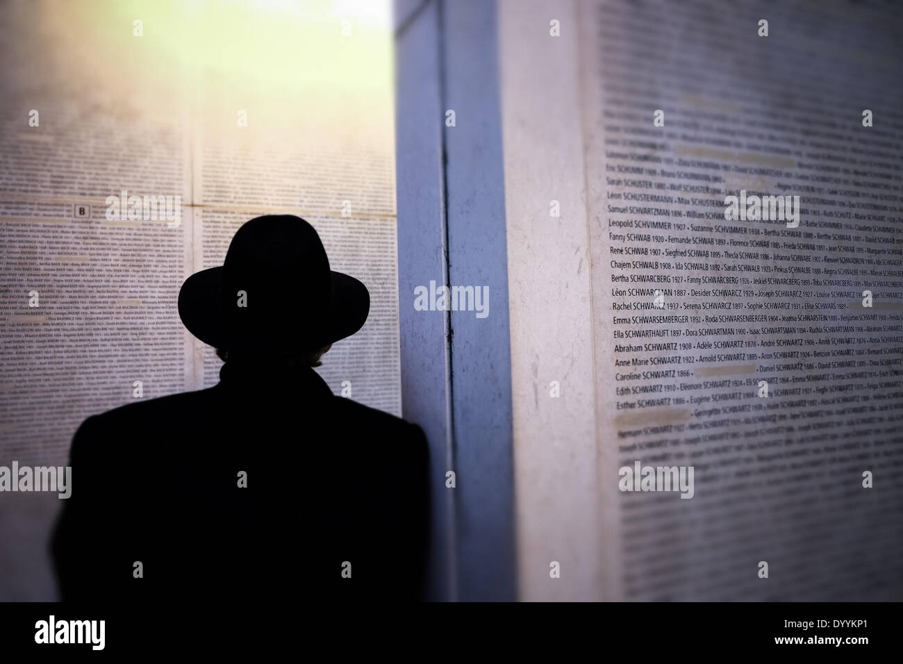 Paris, Frankreich. 28. April 2014. Nachfahren der deportierten Juden während des zweiten Weltkriegs an die Schoa-Mahnmal im Zentrum von Paris, am 27. April 2014. Yom HaShoah ist ein Tag gewidmet dem Gedenken an die jüdischen Opfer des Holocaust des zweiten Weltkriegs und markiert die Tag Juden im polnischen Warschauer Ghetto gegen Nazi-deutschen Truppen Revolte. (Foto/Zacharie Scheurer) Bildnachweis: Zacharie Scheurer/NurPhoto/ZUMAPRESS.com/Alamy Live-Nachrichten Stockfoto