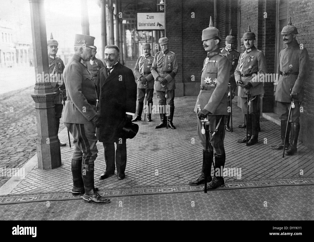 Der deutsche Kaiser Wilhelm II. erhält von Kaiser Charles I. of Austria, 118 Stockfoto