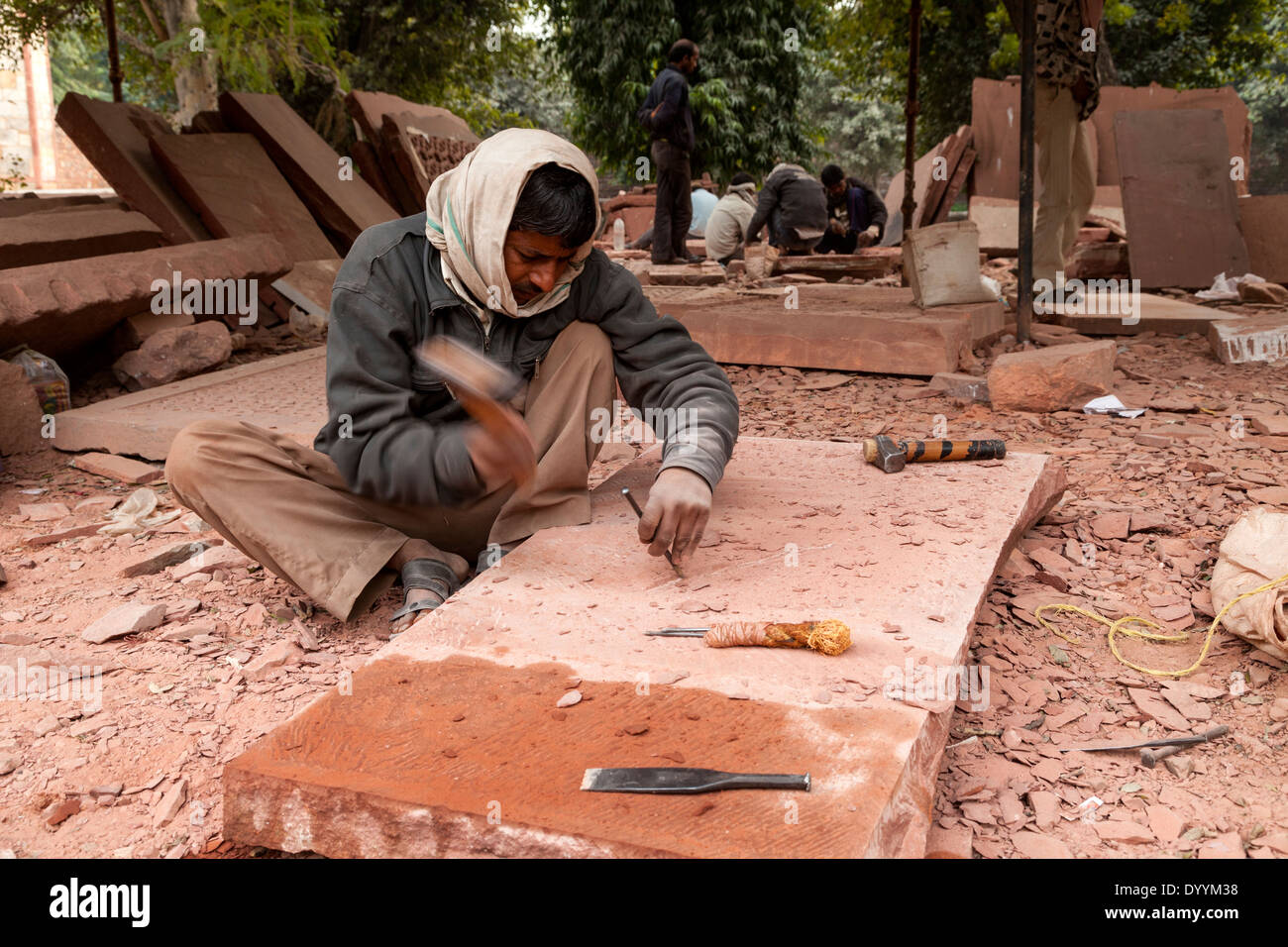 Neu-Delhi, Indien. Steinmetz arbeiten auf roten Sandstein, Humayun Mausoleum, Delhi ersten Mughal Mausoleum. Stockfoto