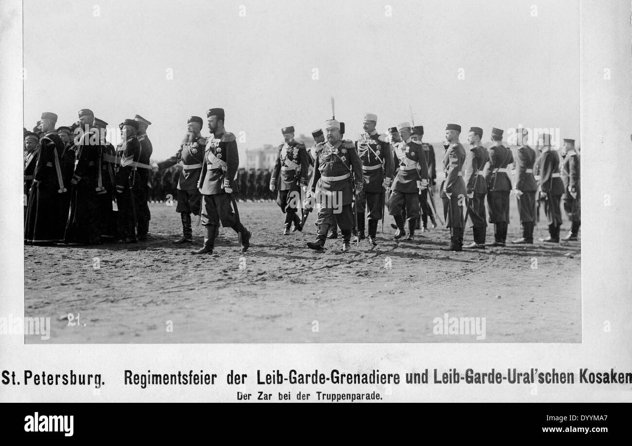 Zar Nikolaus II. bei einer Militärparade in Sankt Petersburg Stockfoto