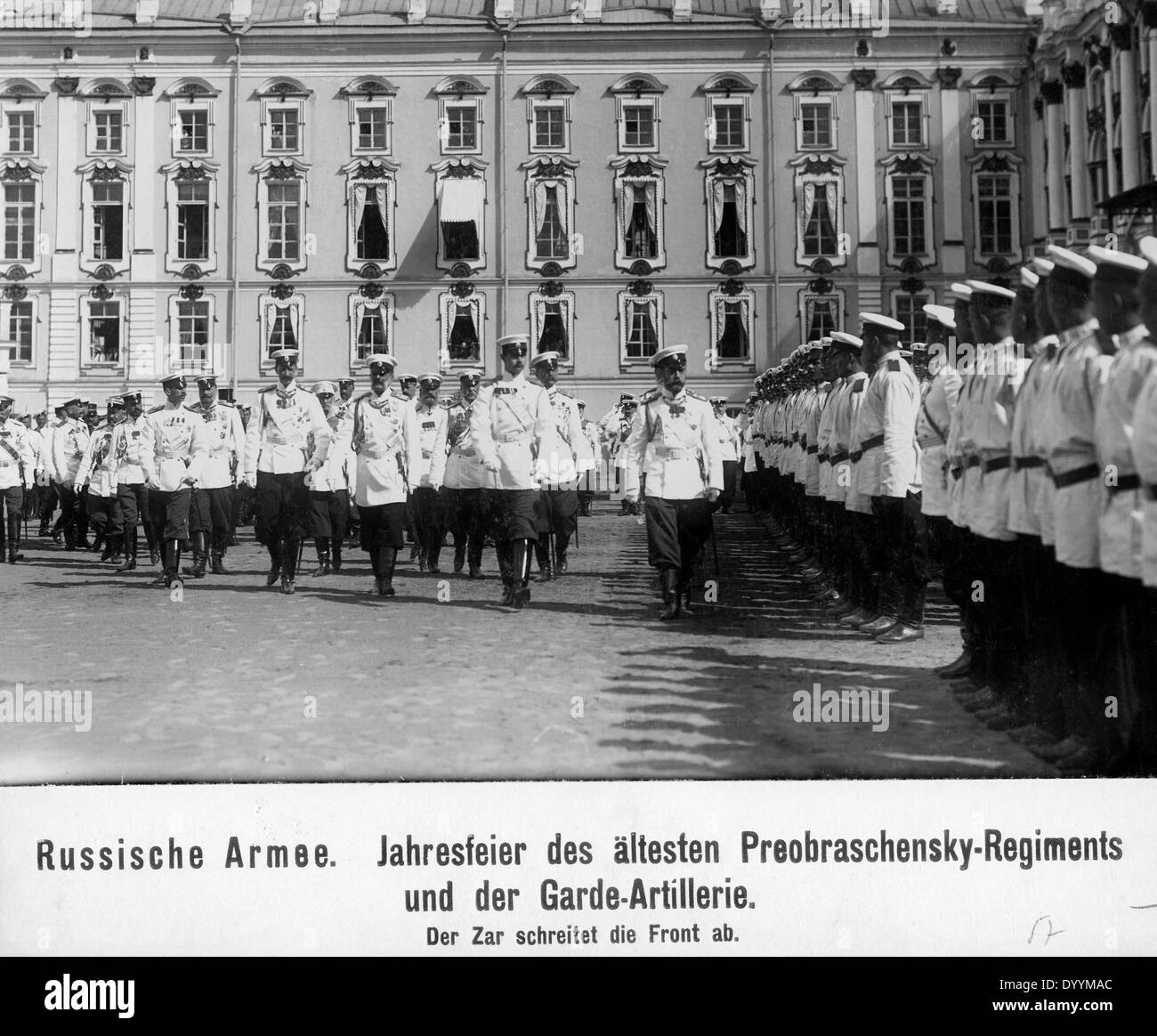 Zar Nikolaus II. nimmt den salute Stockfoto
