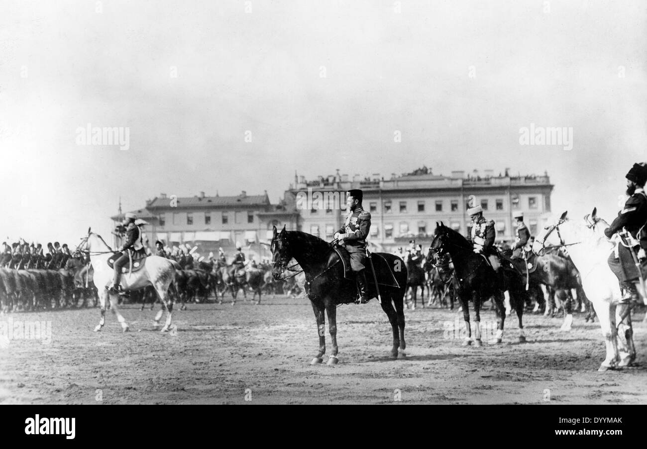 Zar Nikolaus II. bei einer Militärparade in St. Petersburg Stockfoto
