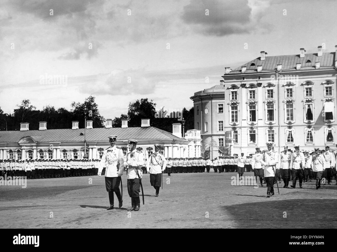 Zar Nikolaus II. besucht ein Artillerie-Regiment, 1902 Stockfoto