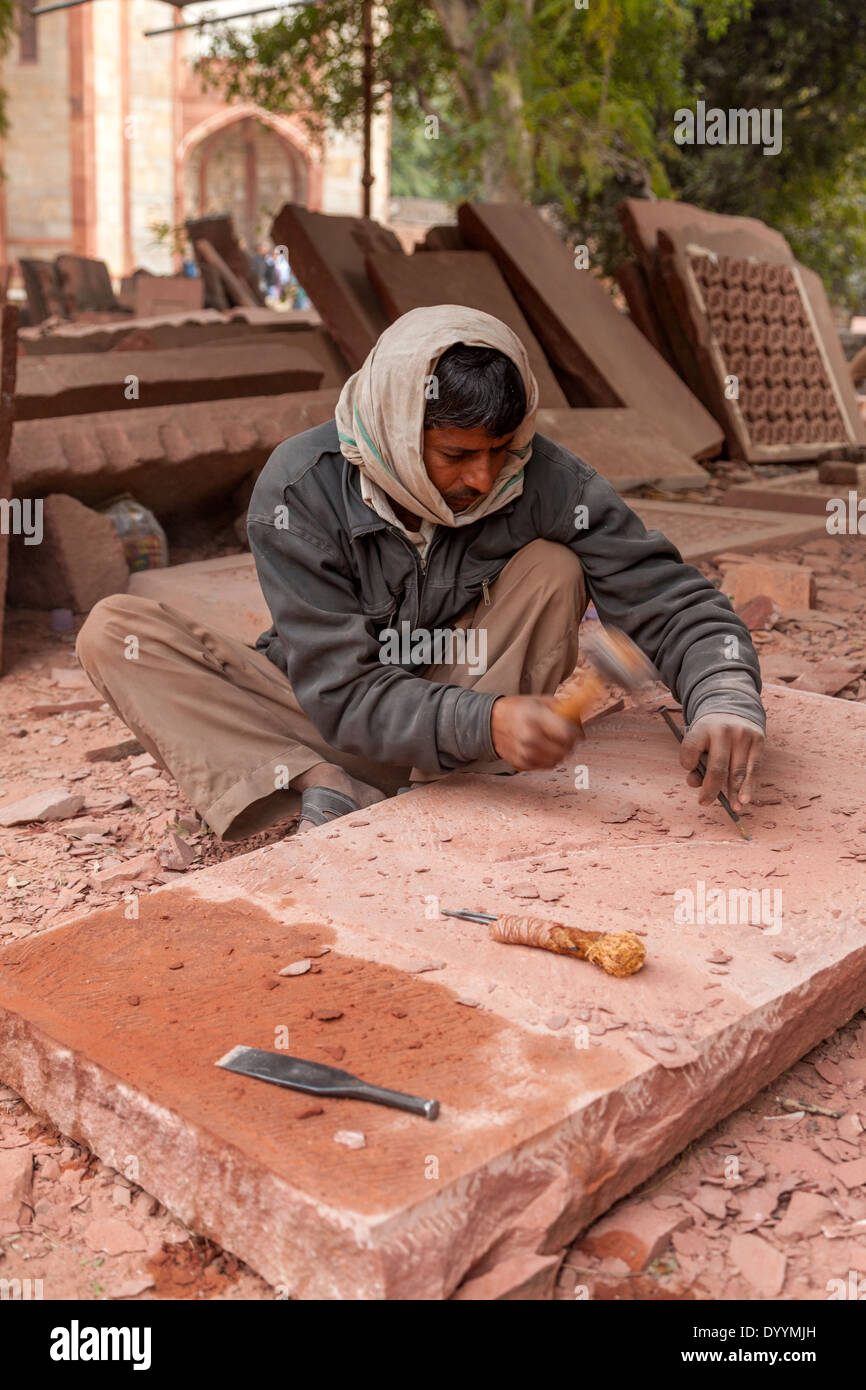 Neu-Delhi, Indien. Steinmetz arbeiten auf roten Sandstein, Humayun Mausoleum, Delhi ersten Mughal Mausoleum. Stockfoto