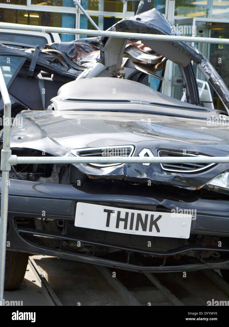 Polizei zeigt Ergebnis eines abgestürzten Autos in tödlichen Alkohol am Steuer Unfall, Sandbach Cheshire UK Stockfoto