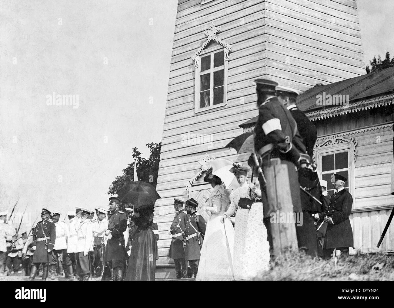 Zar Nikolaus II. Manöver der russischen Armee folgt Stockfoto