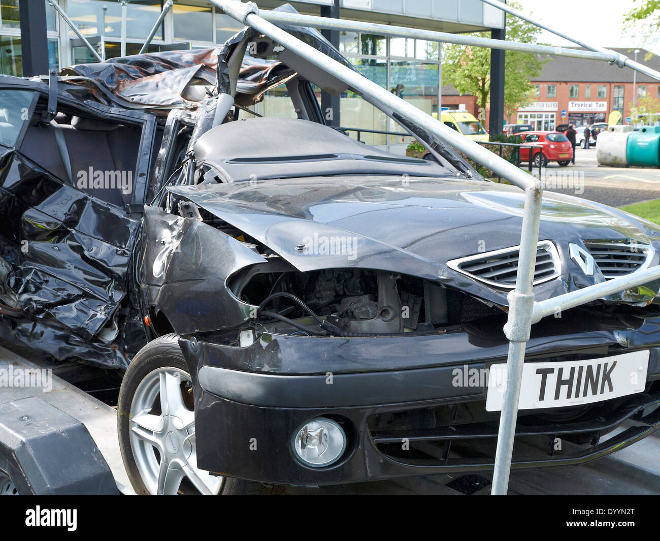 Polizei zeigt Ergebnis eines abgestürzten Autos in tödlichen Alkohol am Steuer Unfall, Sandbach Cheshire UK Stockfoto