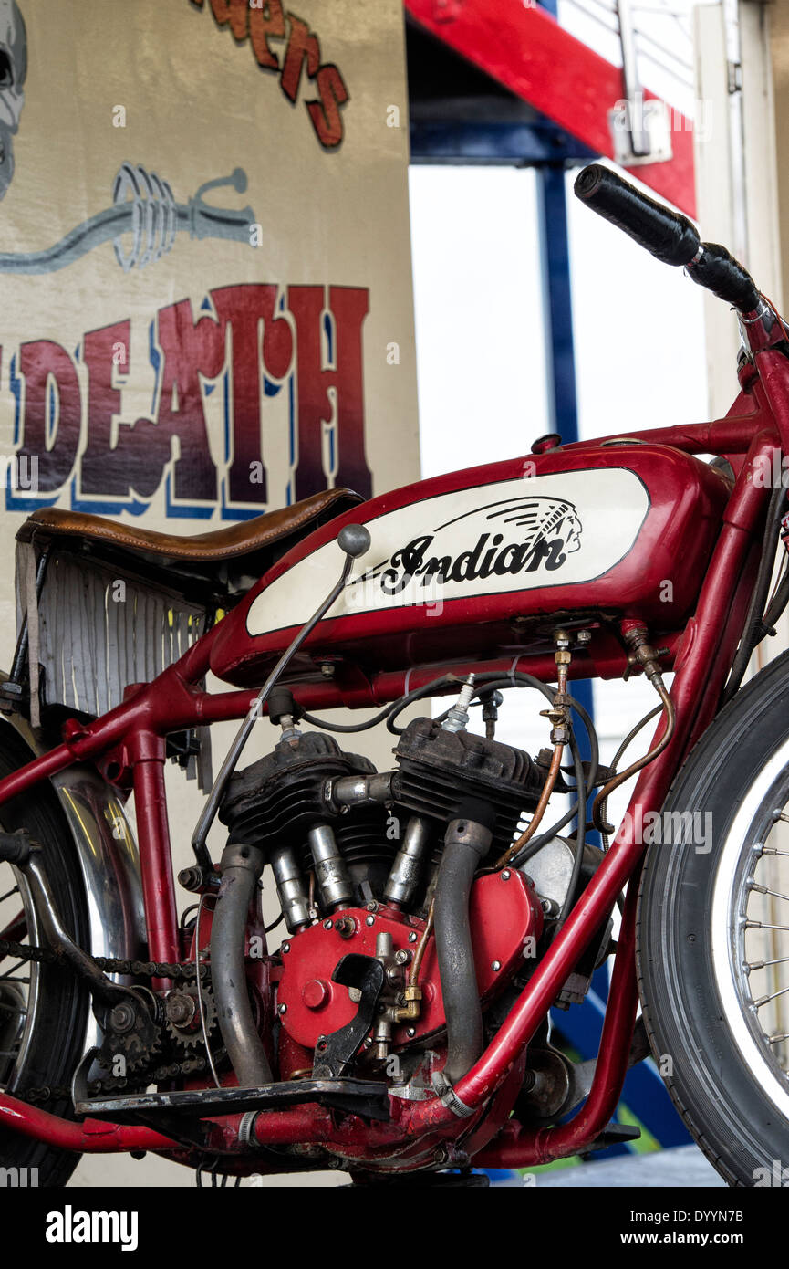 Oldtimer Indian Motorrad. Klassische amerikanische Motorrad. Fahrrad auf  Wall of Death Show verwendet Stockfotografie - Alamy