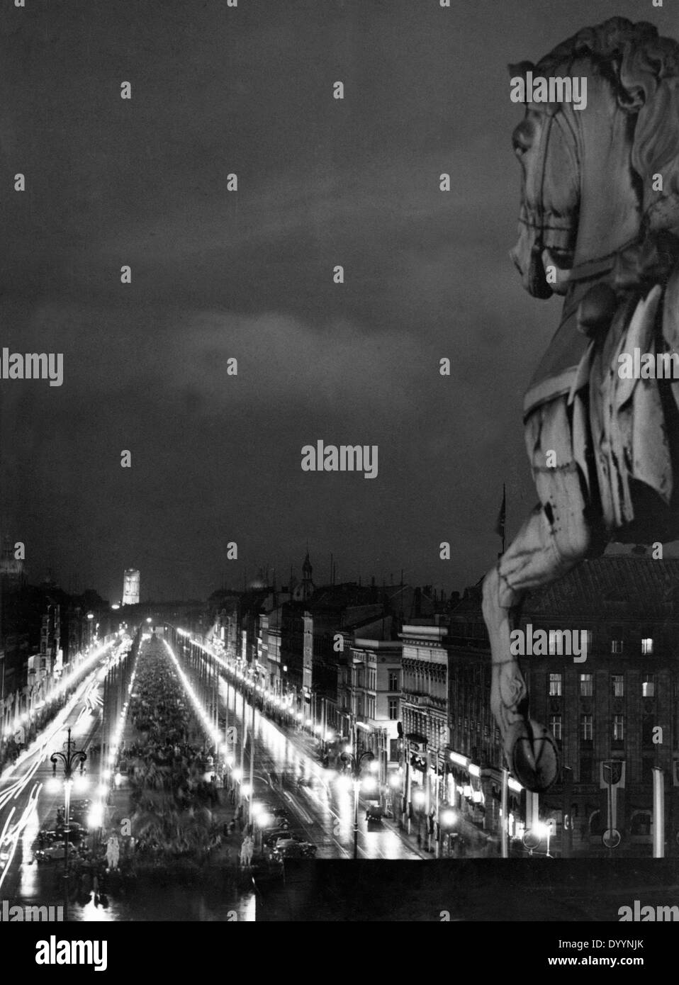 Olympische Spiele in Berlin: Lichter Unter Den Linden gesehen vom Brandenburger Tor, 1936 Stockfoto