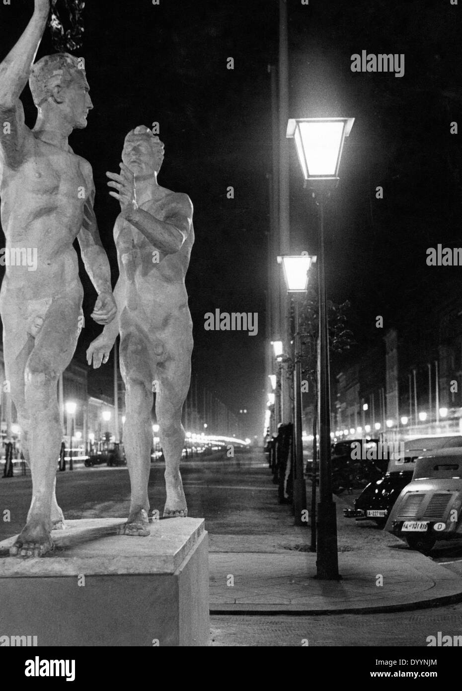 Olympische Spiele: Statuen und Straßenlaternen Unter Den Linden in Berlin 1936 Stockfoto