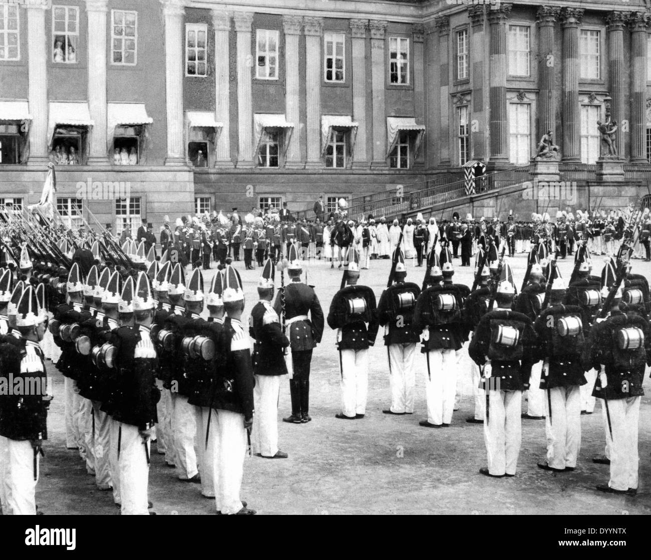 Kaiser William II fördert Prinz Eitel Friedrich, im Hintergrund eine marokkanische Delegation, 1911 Stockfoto