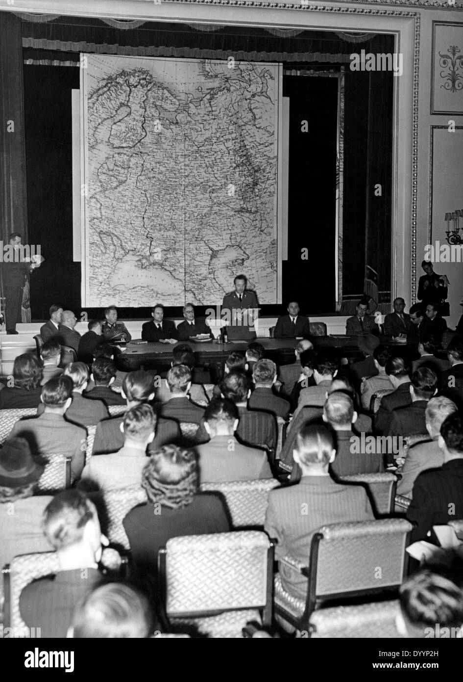 Otto Dietrich auf einer Pressekonferenz, 1941 Stockfoto