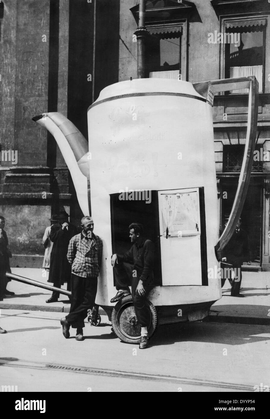 Weltwirtschaftskrise: Arbeitslose Porzellan Arbeitnehmer mit einer riesigen Kaffeekanne, 1932 Stockfoto