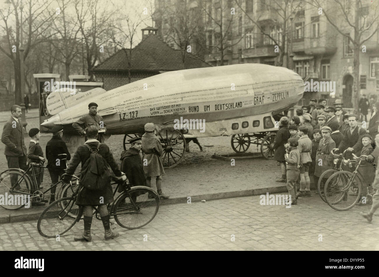 Weltwirtschaftskrise: Arbeitslose mit einem Zeppelin Modell, 1932 Stockfoto